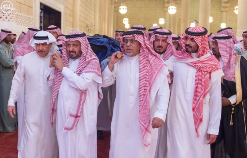 نائب خادم الحرمين يؤدي صلاة الميت على الأميرة سارة بنت سعود12