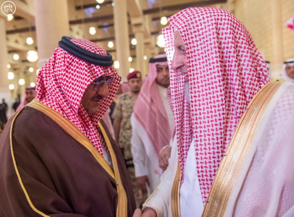 نائب خادم الحرمين يؤدي صلاة الميت على الأميرة سارة بنت سعود2
