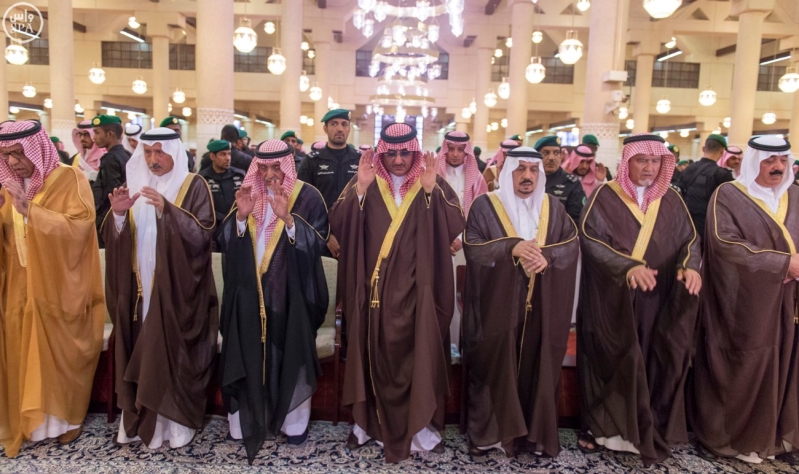 نائب خادم الحرمين يؤدي صلاة الميت على الأميرة سارة بنت سعود5