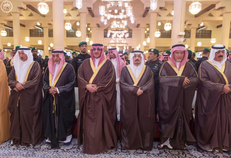 نائب خادم الحرمين يؤدي صلاة الميت على الأميرة سارة بنت سعود6