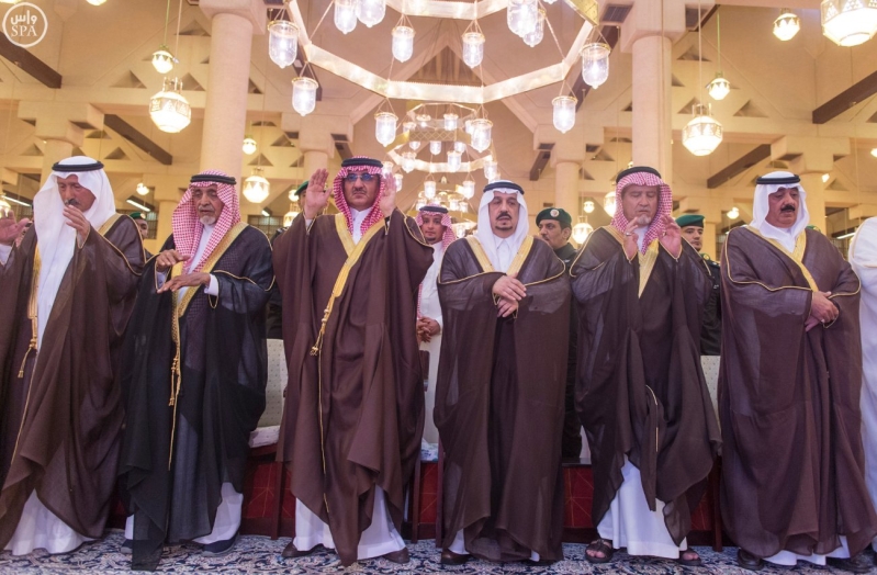 نائب خادم الحرمين يؤدي صلاة الميت على الأميرة سارة بنت سعود7