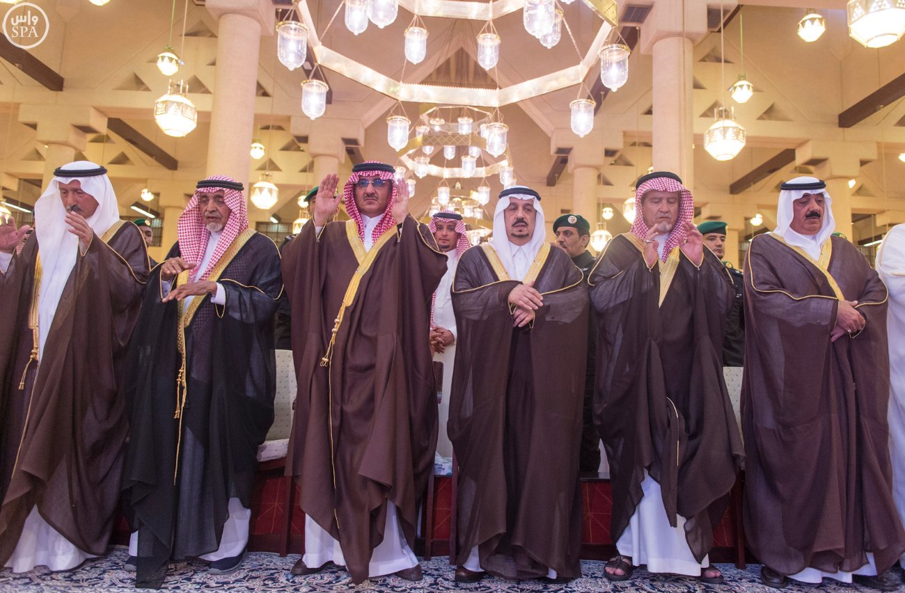 نائب خادم الحرمين يؤدي صلاة الميت على الأميرة سارة بنت سعود