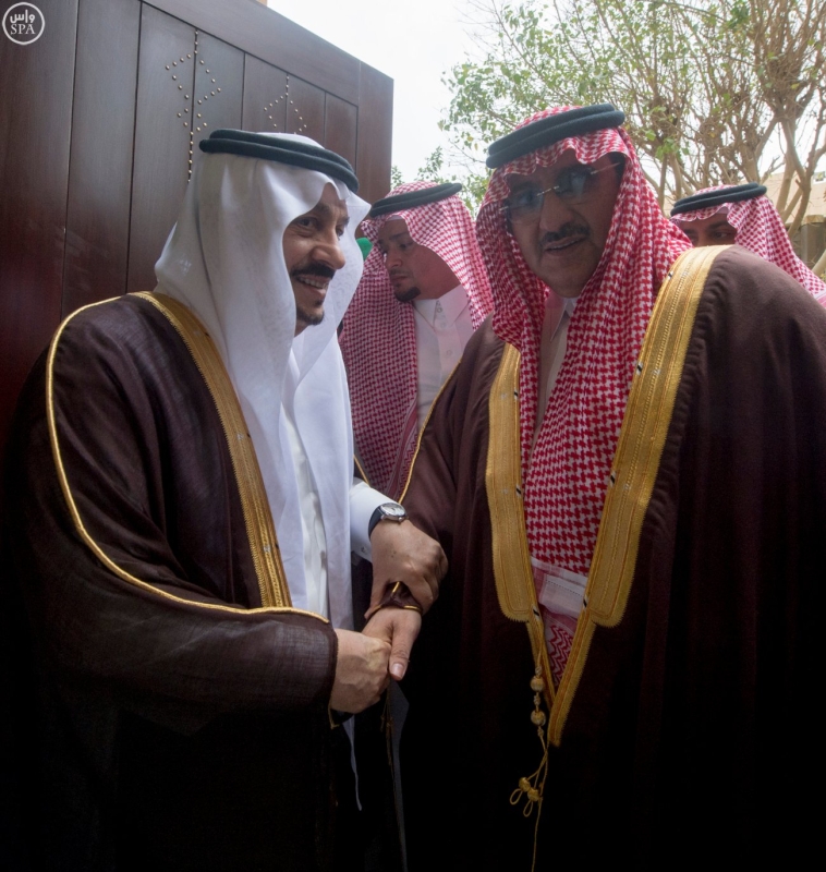 نائب خادم الحرمين يؤدي صلاة الميت على الأميرة سارة بنت سعود8