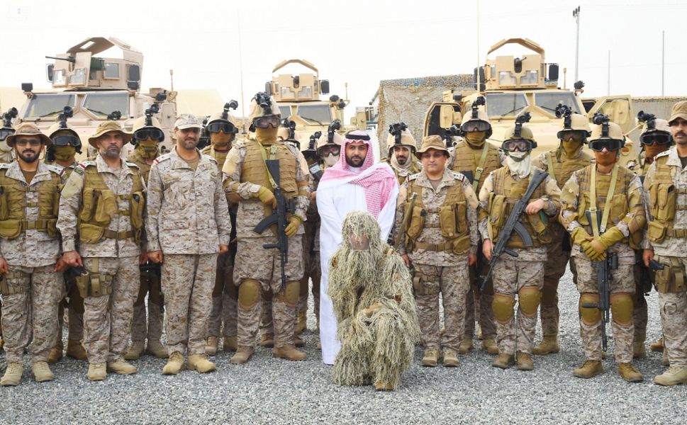 بالصور.. نائب أمير جازان يشارك المرابطين على الحد الجنوبي الإفطار