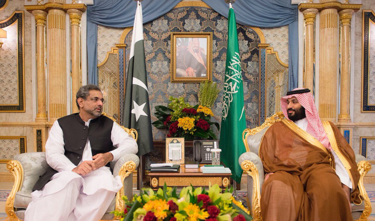 نائب الملك يستعرض سبل تعزيز العلاقات الثنائية مع رئيس وزراء باكستان