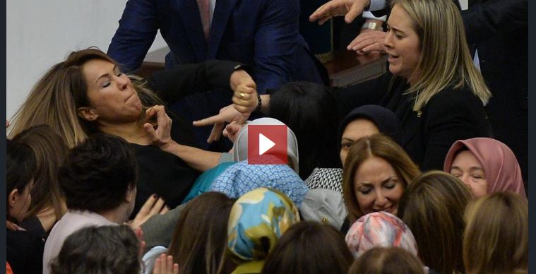 بالفيديو.. مضاربة جماعية بين نائبات في البرلمان التركي