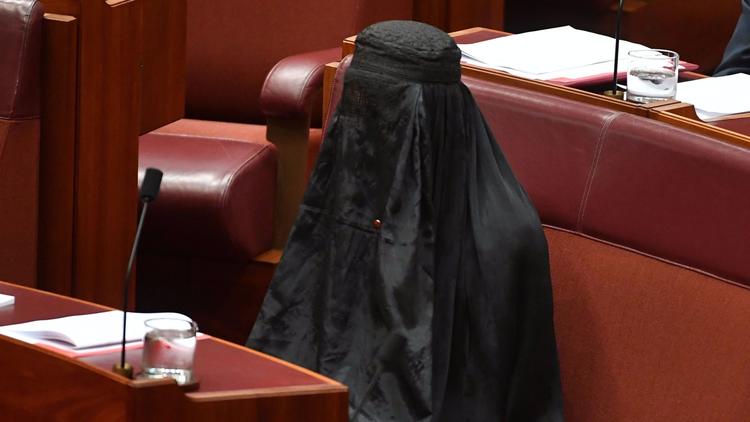 نائبة استرالية ترتدي النقاب في البرلمان