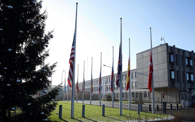 الناتو يتضامن مع تركيا بتنكيس الأعلام