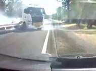 بالفيديو.. لحظة نجاة سائق من الموت سحقاً أسفل شاحنة