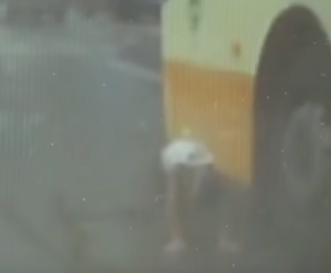 شاهد.. نجاة طفل  بـ”سكوتر” سقط امام حافلة