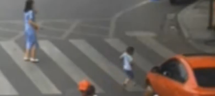 بالفيديو.. نجاة طفل من الموت بأعجوبة بعد أن دهسته سيارة