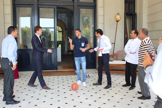 بالصور.. رمضان صبحي يحصل على التأشيرة الإنجليزية.. والسفير يُقلده ويقف على الكرة!