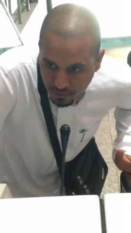حدث في مطار #جدة.. مسافر ينادي على المدير المناوب بـ” الميكرفون”