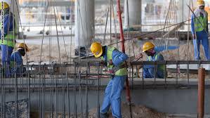 بالفيديو.. نزوح جماعي للعمالة متعددة الجنسيات من قطر