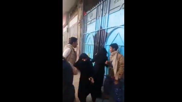 بالفيديو.. الميليشيات تعتدي على معلمات مدرسة خاصة بصنعاء