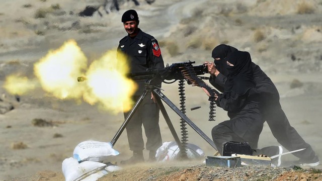 شاهد بالصور.. نساء في دورة كوماندوز للشرطة الباكستانية