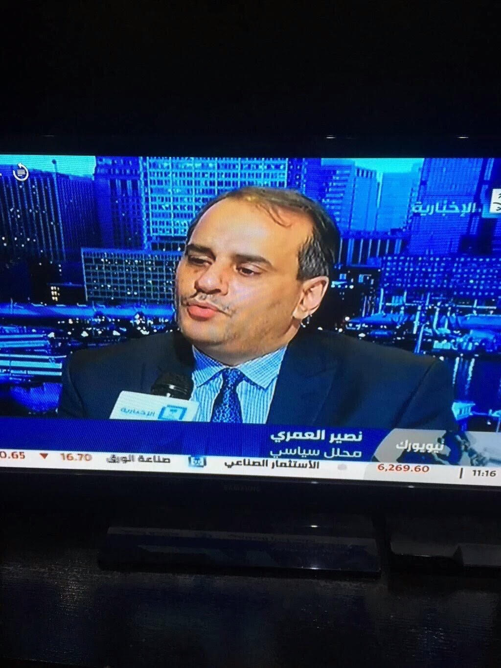 تحقيق موسع وإيقاف واستغناء بسبب استضافة نصير العمري على قناة “الإخبارية”