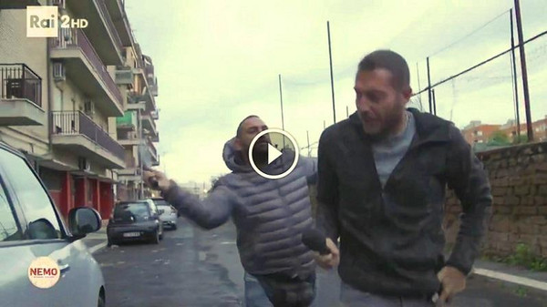 بالفيديو.. رجل مافيا إيطالي ينطح صحافيًّا ويهشم أنفه