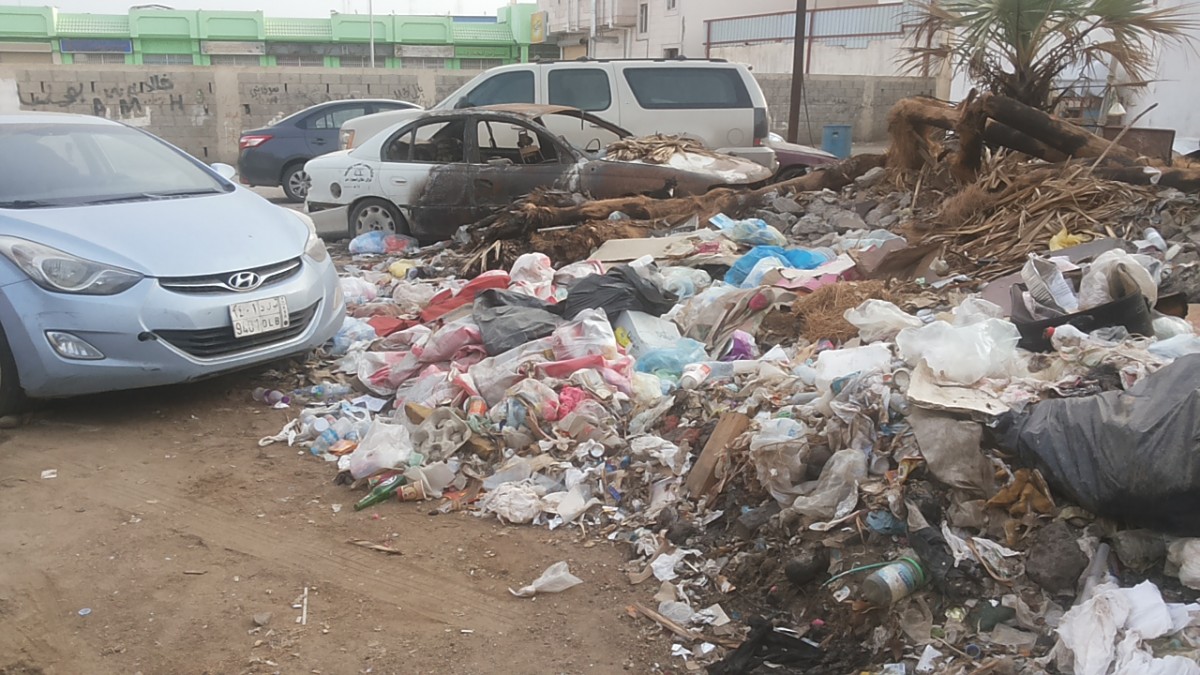 بالصور.. تكدس النفايات في شوارع أحياء “الشامية” و”المطار” بـ #جازان