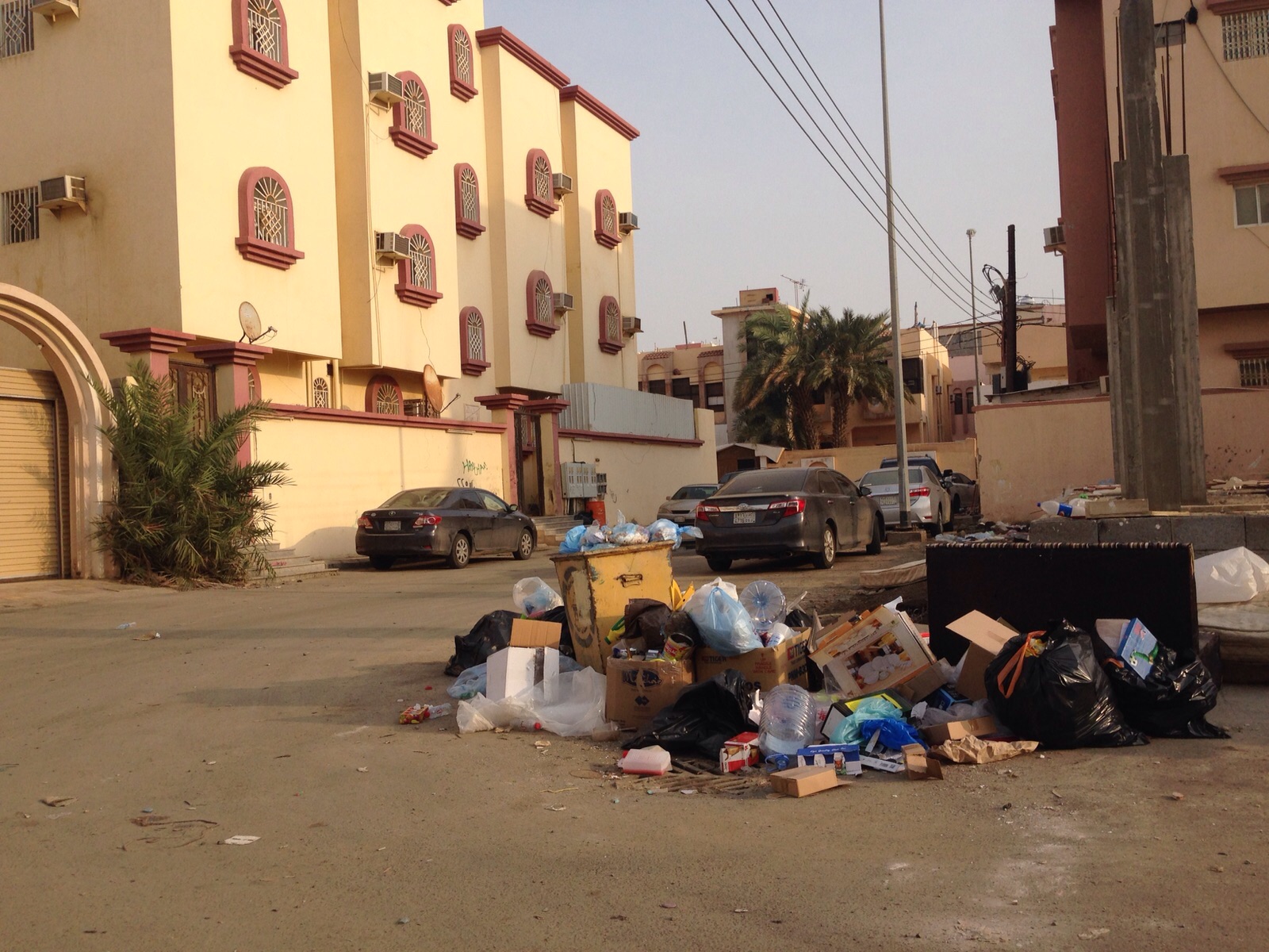 بالصور.. النفايات تملأ أحياء #جازان رغم وعود المسؤولين