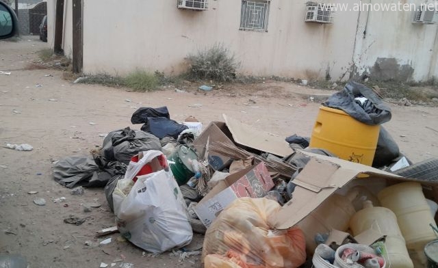 بالصور.. تكدّس النفايات لأيام يؤرق سكان “سر أبو عريش”