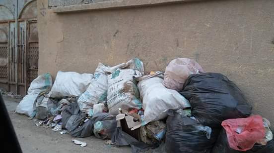 بالصور.. أكوام النفايات تملأ قامرة #أبو_عريش دون تدخل!