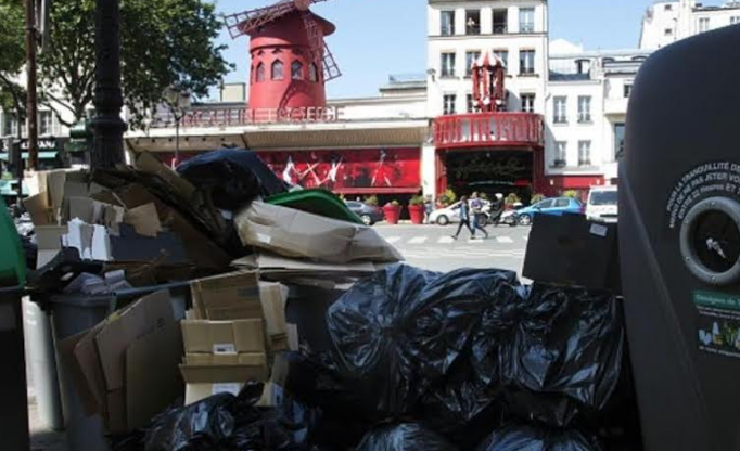 بالصور.. النفايات تُحاصر باريس قبيل أولى معارك اليورو