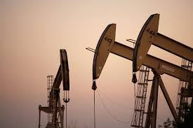 النفط يهبط لأدنى مستوى مع تصاعد المخاوف من تخمة المعروض