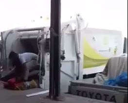 بالفيديو.. نقل خضراوات في شاحنة النفايات بـ #الهفوف