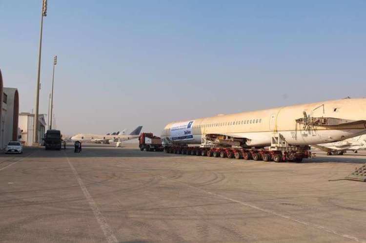 فيديو مثير.. شاحنة تحمل طائرة من جدة إلى الرياض