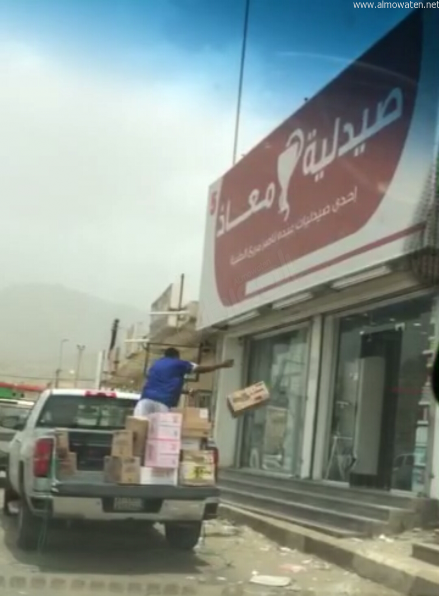 بالفيديو.. مواطن يوثق نقل مواد طبية وغذائية في سيارة مكشوفة