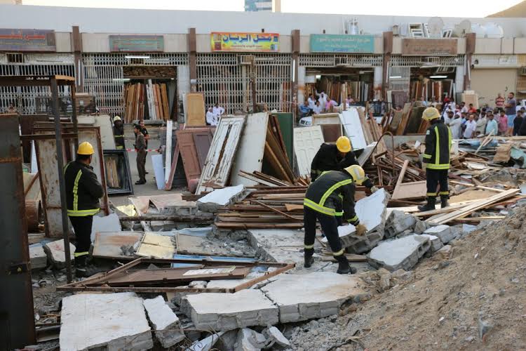وفاة وإصابة ثلاثة في انهيار سور بحراج الخشب بـ #مكة