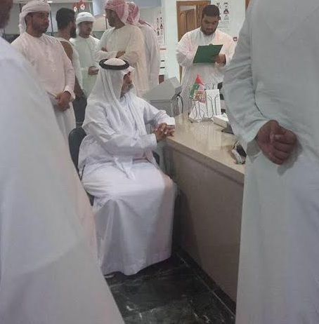بالصورة.. وزير الثقافة الإماراتي يتقدم المتبرعين بالدم لمصابي الجيش