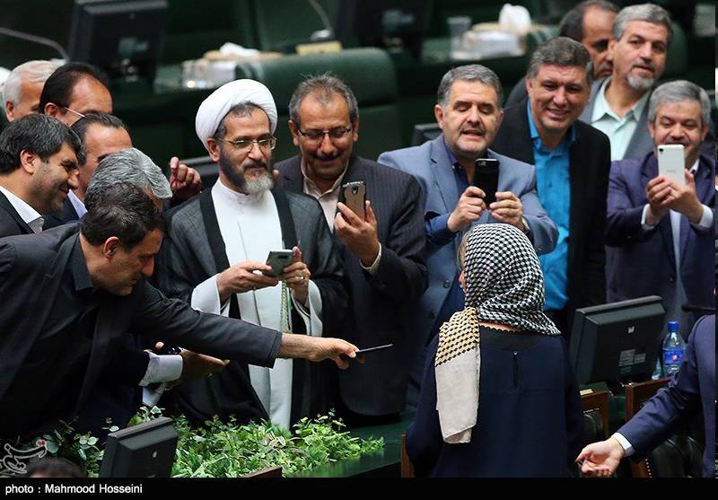 “سيلفي الذل” يفضح نواب الشعب الإيراني!!