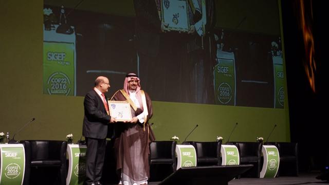 بالصور.. رئيس #الهلال يتسلم جائزة التميز من “هوريو”