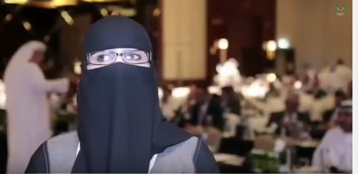 بالفيديو .. نورة الغامدي مبتعثة النانو بائعة الشاورما تحاضر في دبي