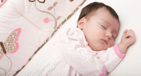 دراسة: نوم الرضع بغرفة والديهم يقلل الوفيات
