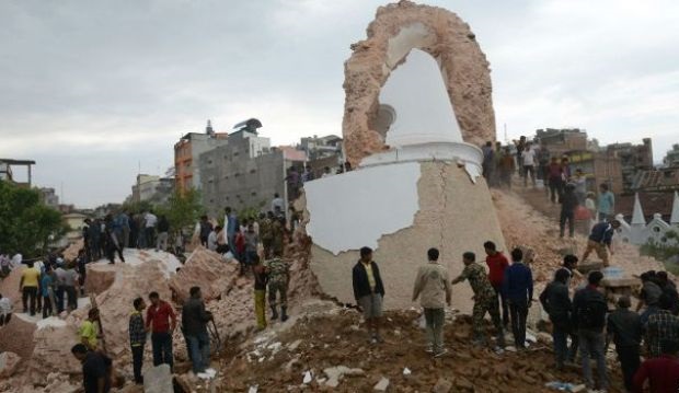 أكثر من 1000 قتيل في الزلزال المدمر بالنيبال