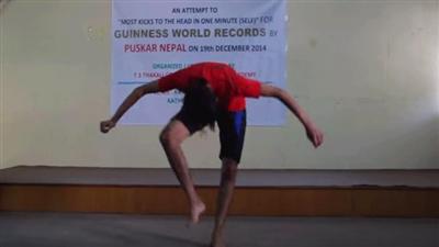 بالفيديو.. «نيبالي» يضرب رأسه برجليه 134 مرة