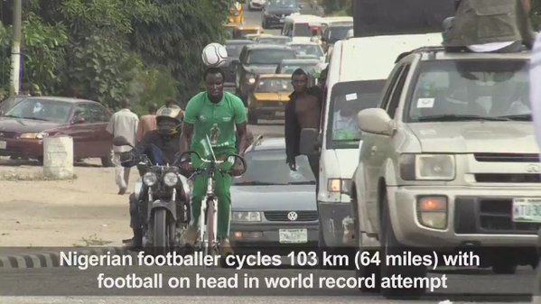 بالفيديو.. نيجيري يقطع 103 كيلومترات على دراجة حاملاً الكرة على رأسه!