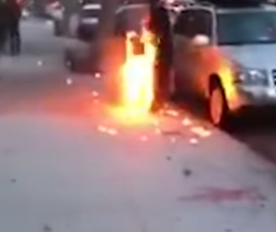 شاهد.. أمريكي يسير في شارع والنيران تلتهم جسده