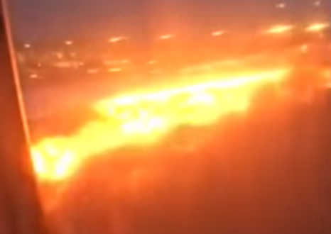 بالفيديو .. النيران تشتعل بطائرة هبطت اضطرارياً في سنغافورة
