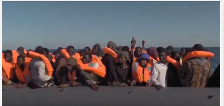 بالفيديو.. إنقاذ 250 مهاجرًا غير شرعي قبالة السواحل الليبية