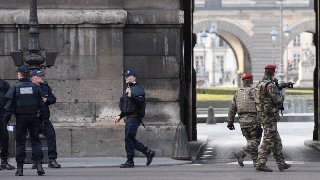 بالفيديو.. إحباط هجوم مسلح على متحف اللوفر في باريس