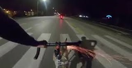 شاهد.. هجوم انتقامي غريب على سائق دراجة نارية