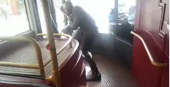 بالفيديو.. متهور يقتحم حافلة بالسكين فيكف كانت نهايته؟