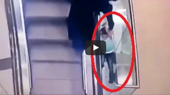 بالفيديو.. طفلة روسية تنزلق من يد خالتها لتسقط من الطابق الثالث