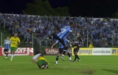 بالفيديو.. لاعب برازيلي يُحرز هدفاً رائعاً.. ماركة “إبراهيموفيتش”