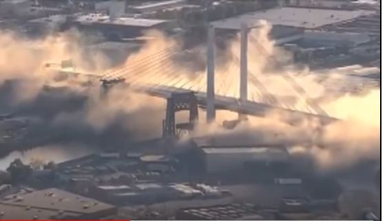 بالفيديو.. لحظة انهيار أقدم جسر في نيويورك