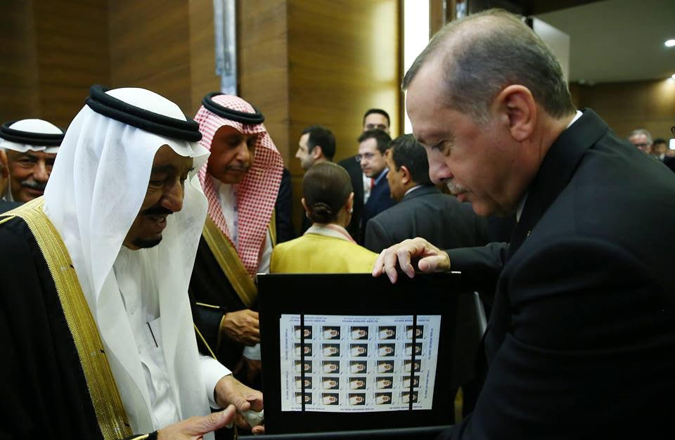 أردوغان يُهدي #الملك_سلمان طوابع تحمل صورة خادم الحرمين في اختتام #قمة_العشرين